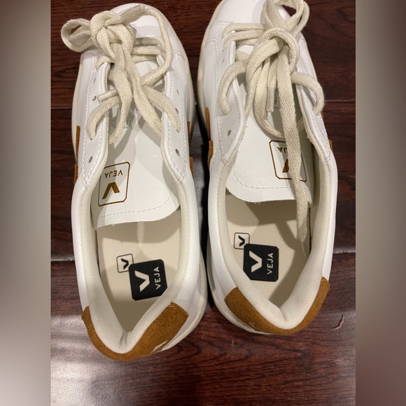 NWOT Veja Urca CWL sneakers in white camel sz 37 - Picture 5 of 7